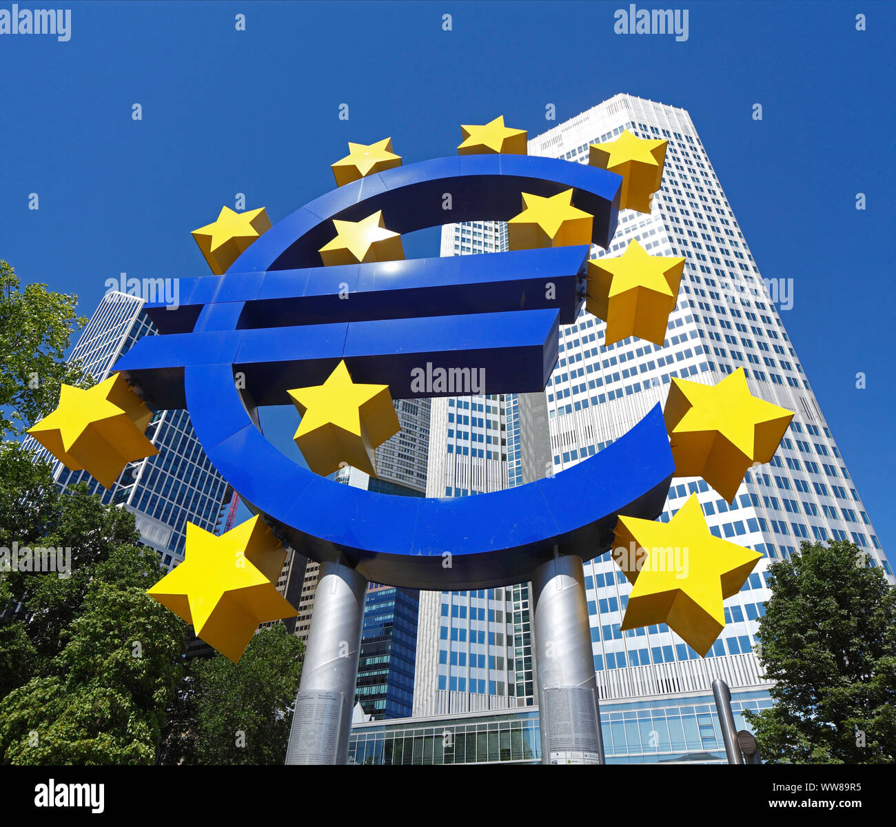 Euro-symbol vor der EZB-Gebäude, Europäische Zentralbank, Eurotower, Frankfurt am Main, Hessen, Deutschland, Europa Stockfoto