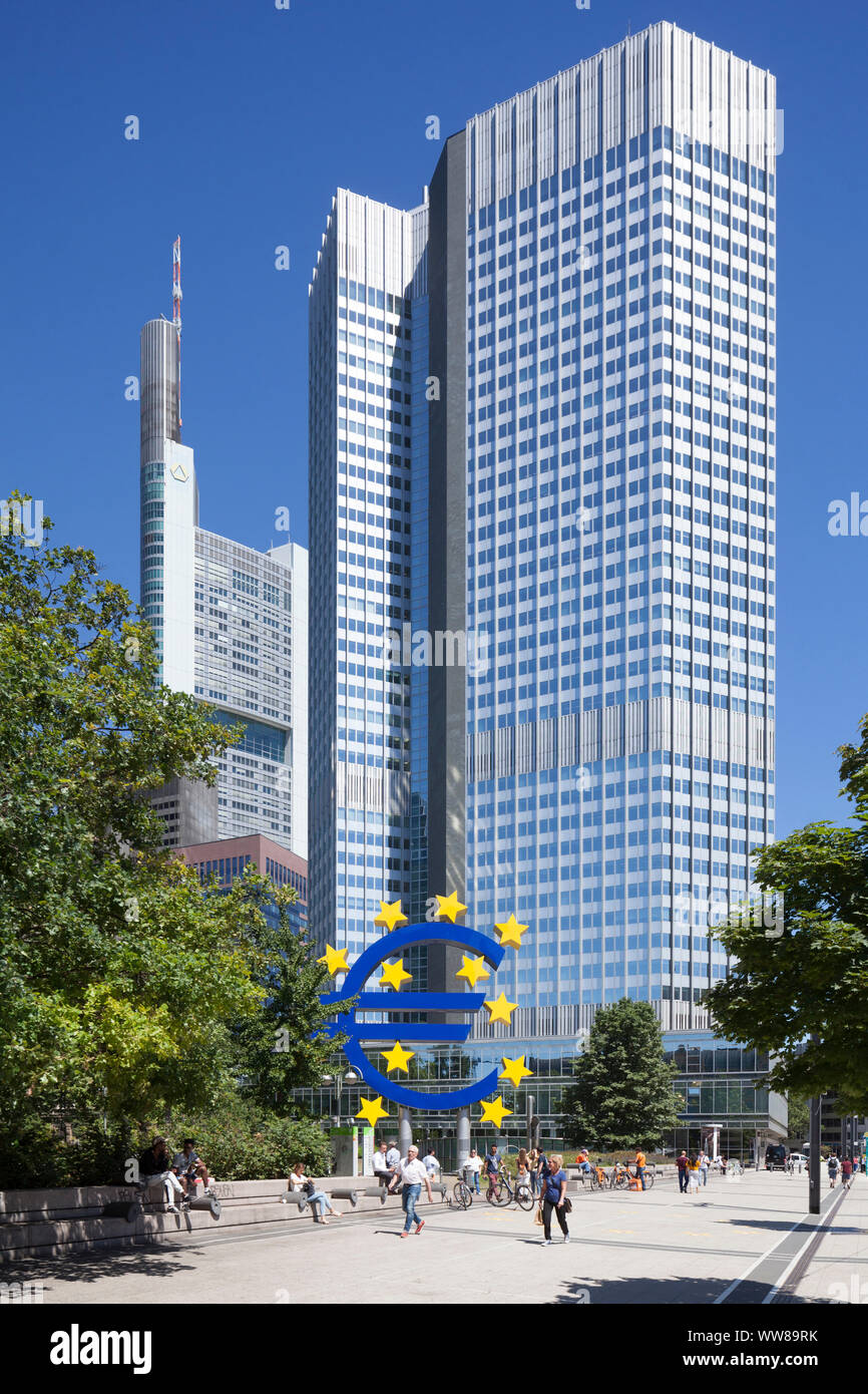 Euro-symbol vor der EZB-Gebäude, Europäische Zentralbank, Eurotower, Willy-Brandt-Platz, Frankfurt am Main, Hessen, Deutschland, Europa Stockfoto
