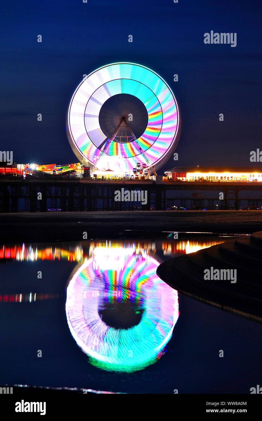 Reflexion der Central Pier Riesenrad bei Nacht während der Illuminations Stockfoto