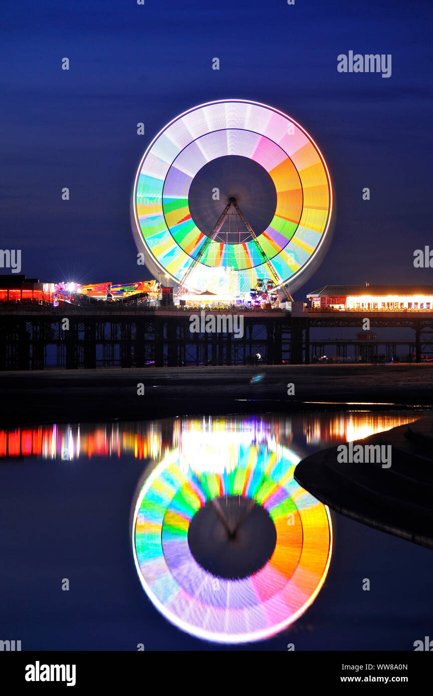 Reflexion der Central Pier Riesenrad bei Nacht während der Illuminations Stockfoto