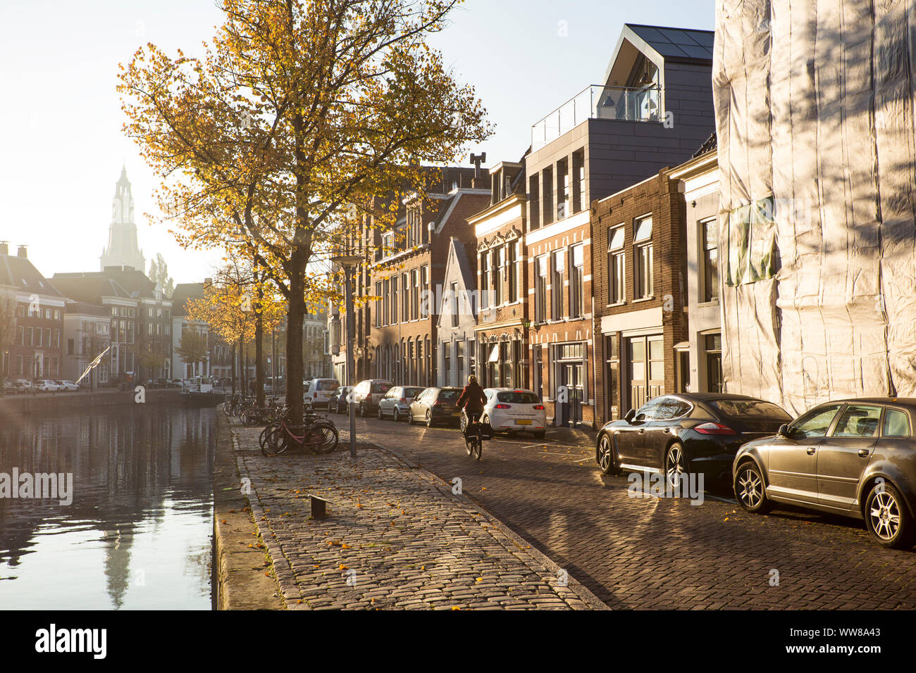 Niederlande, Groningen, Blick auf die Gracht Häuser Stockfoto