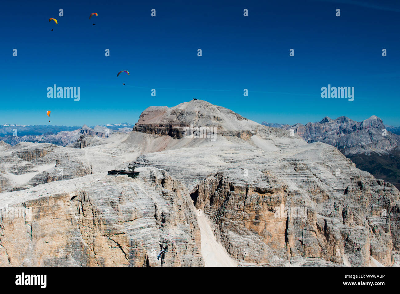 Dolomiten, Pordoi Peak, Piz Boe, Sella, Pordoi Pass, Paragliding, Luftaufnahmen, Canazei, Trentino, Italien Stockfoto