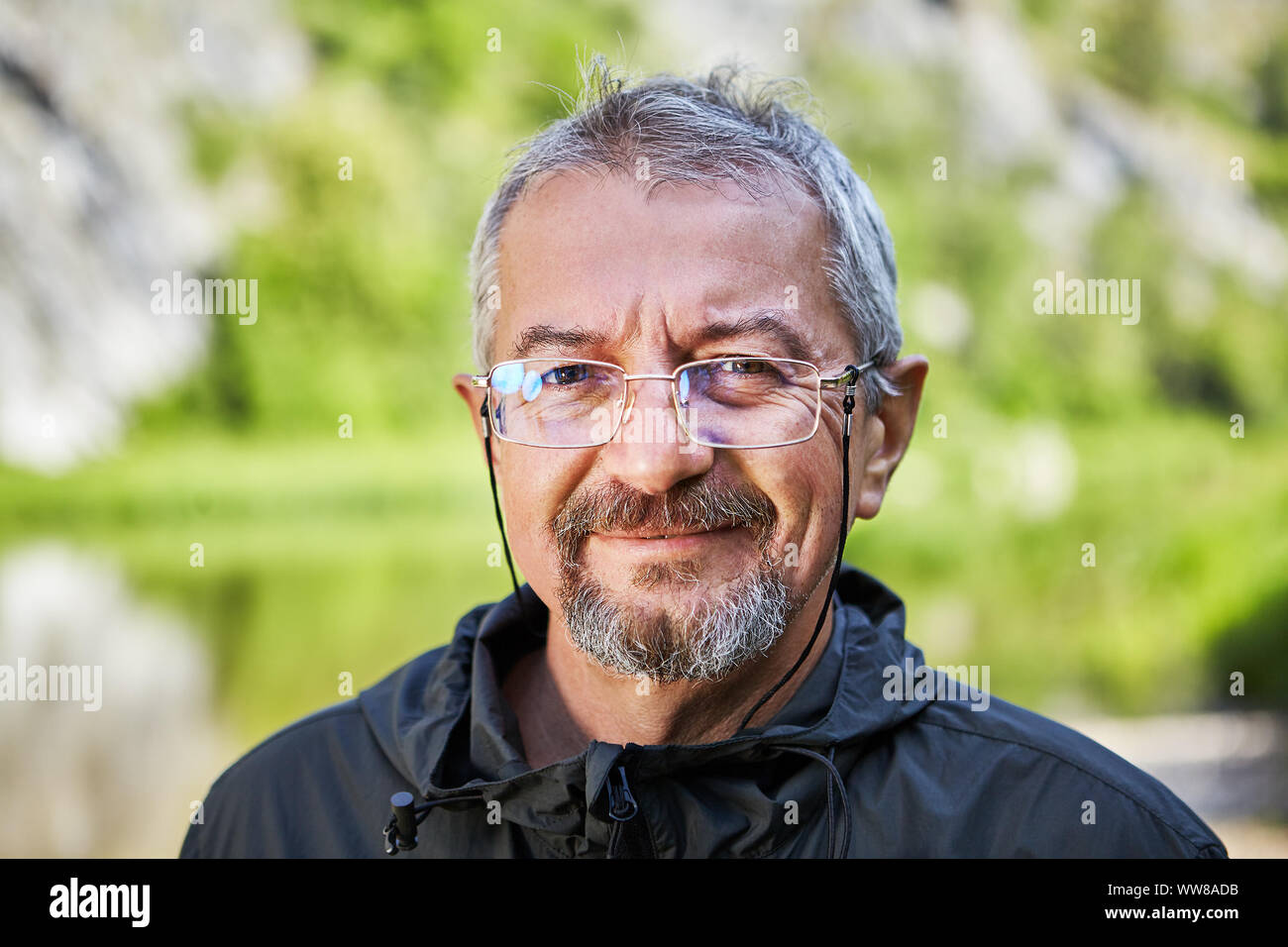 Street Portrait von ein gebildeter Mann der kaukasischen Ethnie, 56 Jahre alt, mit Brille in einer dünnen Metall Rahmen und einen kleinen Bart. Die intelligente Gesicht Stockfoto