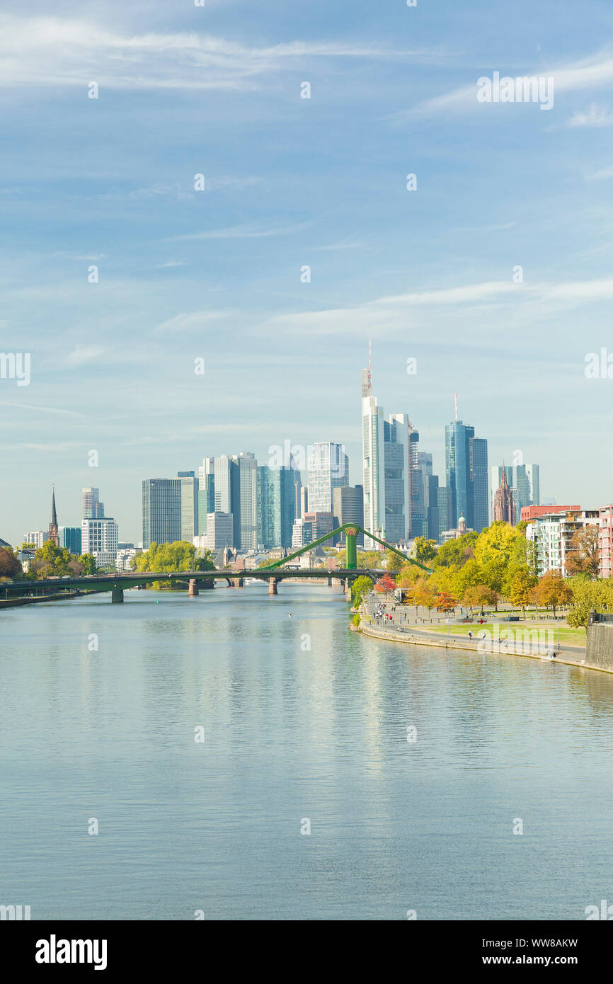 Frankfurt, Skyline, Main, Blick auf die Seilbahn¶ÃŸerbrÃ¼cke Stockfoto