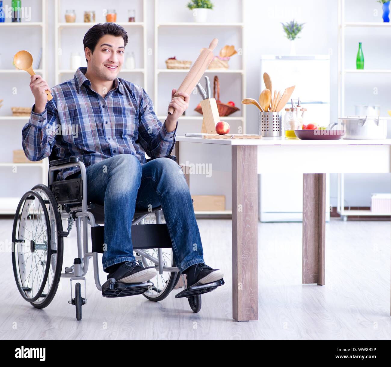 Die behinderten jungen Mann Mann workin in der Küche Stockfoto