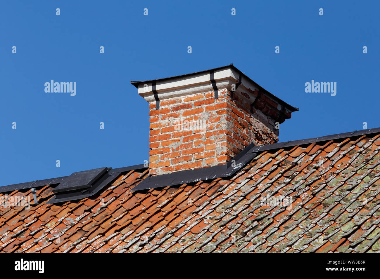 Low Angle View eines roten gemauerten Schornstein auf einem Dach. Stockfoto