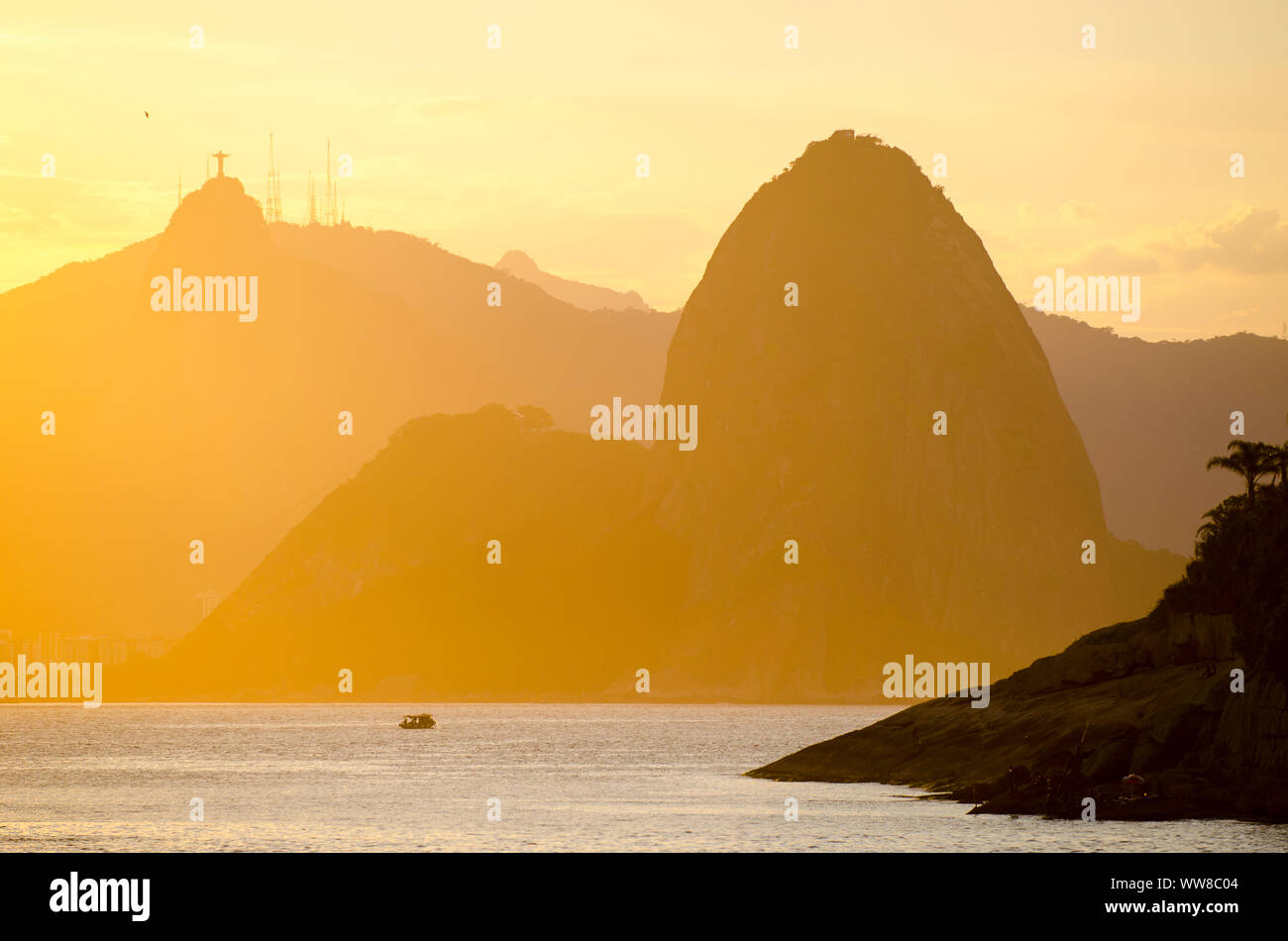 Dramatischer Sonnenuntergang malerischen Blick auf die Skyline von Rio de Janeiro, Brasilien mit beleuchteten Silhouetten der Zuckerhut, Niteroi und Guanabara Bay Stockfoto
