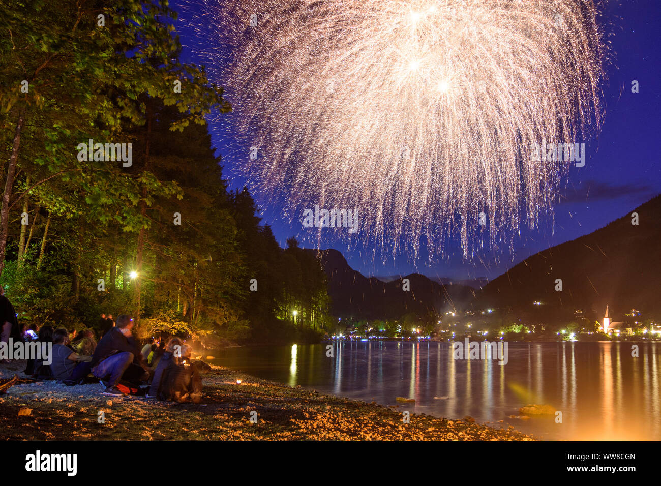 Altaussee, Altausseer See, Dorf Altaussee, Menschen am Strand, Feuerwerk am Festival "Berge in Flammen" (Berge in Flammen), Ausseerland-Salzkammergut, Steiermark, Steiermark, Österreich Stockfoto