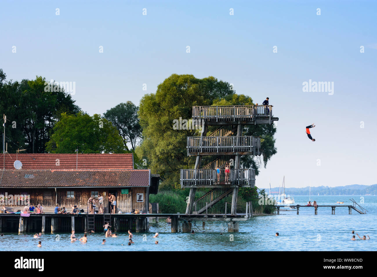 Ammersee, Utting am Ammersee, historischen Holz- Sprungturm, Taucher, Badegast, Badestrand, Lido, Oberbayern, Bayern, Deutschland Stockfoto