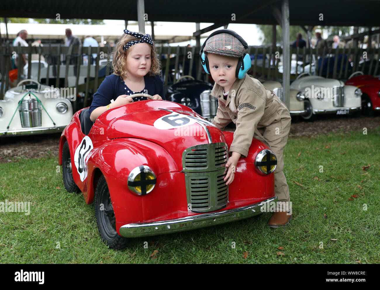 Walter, im Alter von 3, von Kent, kontrolliert die Austin J40 Pedal Car seiner Schwester Beatrice, 6, die Sie in der Settrington Cup fahren wird, während Tag 1 des Goodwood Revival im Goodwood Motor Circuit, Chichester. PA-Foto. Bild Datum: Freitag, September 13, 2019. Photo Credit: Andrew Matthews/PA-Kabel Stockfoto