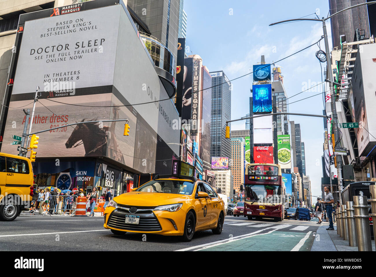 Die berühmten New York Time Square. Einer der am meisten besuchten Orte in den Big Apple, eine Tour mit dem Bus und Yellow Cabs auf diesem Foto zu sehen ist. Pho Stockfoto