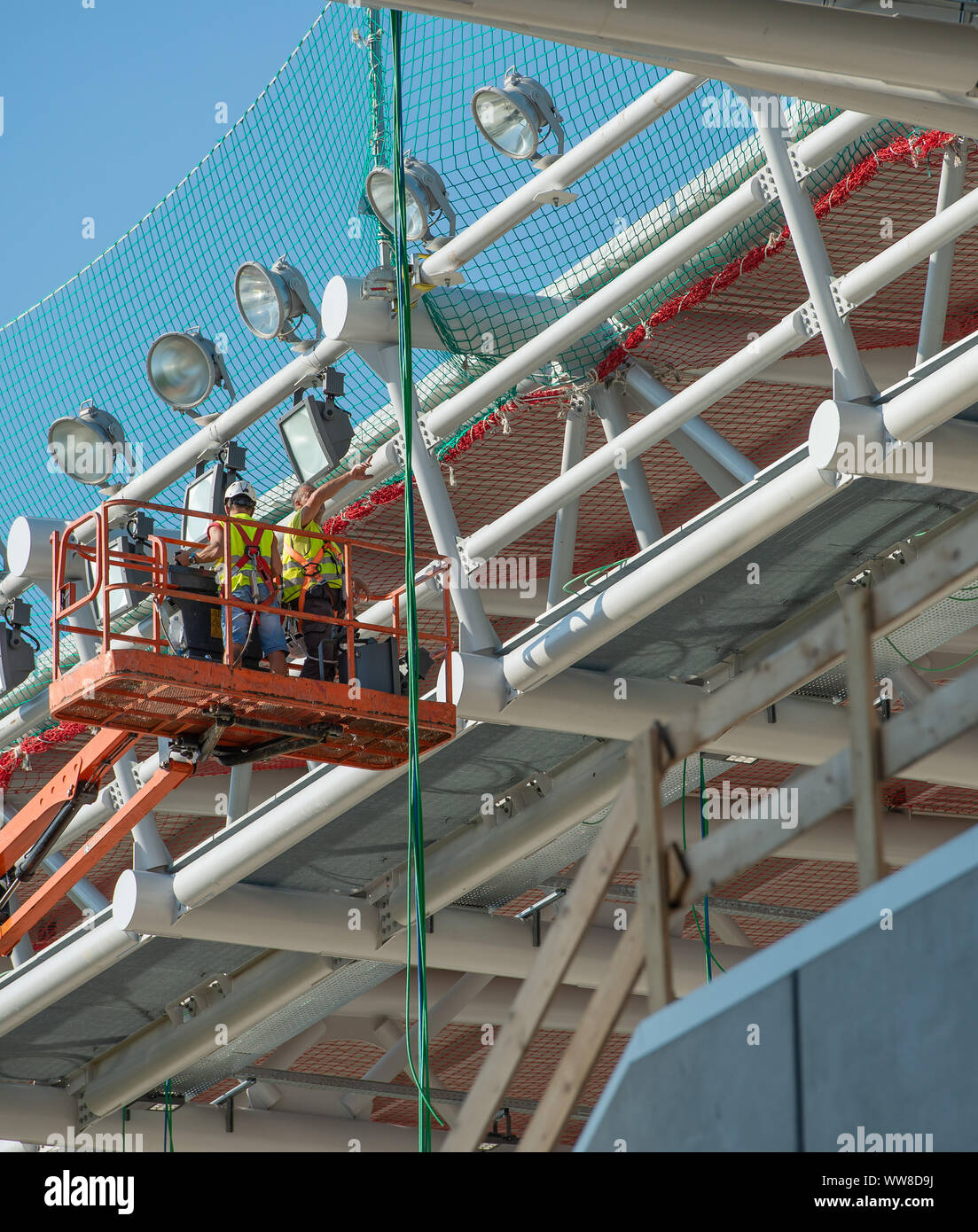 Bergamo Italien 12 September 2019: Arbeiter auf Hubtisch beim Wiederherstellen der Beleuchtung Lampen der Bergamo Stadion Stockfoto