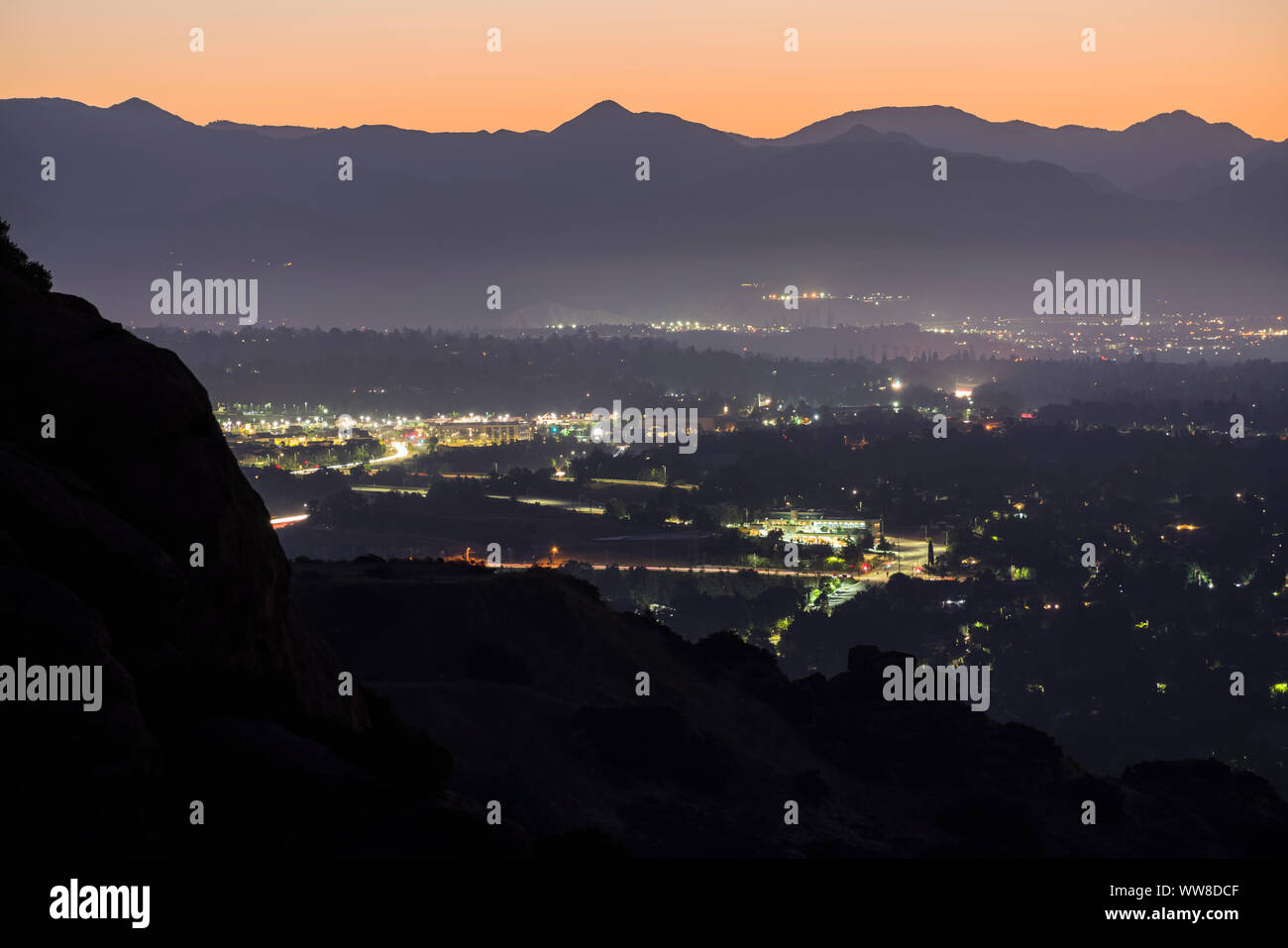 Predawn Bergspitze Blick auf die North San Fernando Valley in Los Angeles, Kalifornien. Stockfoto