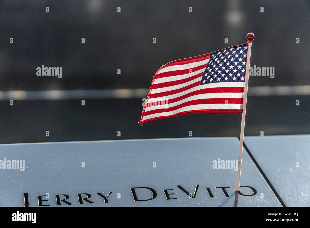 Eine amerikanische Flagge auf der World Trade Center Memorial in New York City. Am 11. September 2019 berücksichtigt. Photo Credit: Marty Jean-Louis Stockfoto