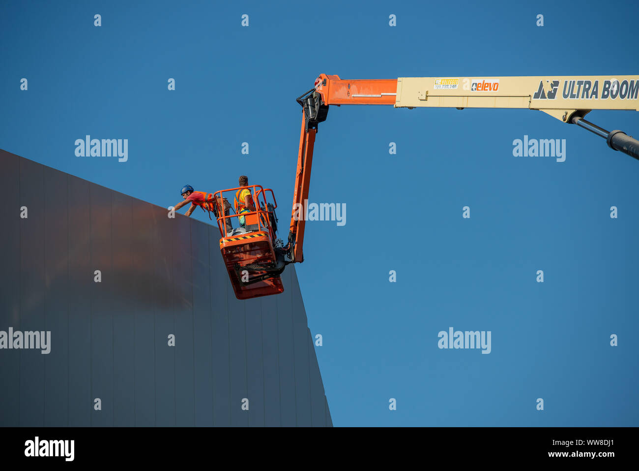 Bergamo Italien 12 September 2019: Arbeiter auf Hubtisch beim Wiederherstellen der Beleuchtung Lampen der Bergamo Stadion Stockfoto