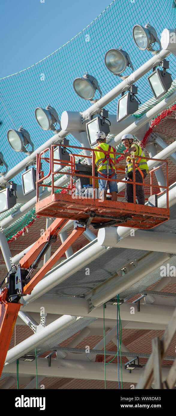 Bergamo Italien 12 September 2019: Arbeiter auf Hubtisch beim Wiederherstellen der Beleuchtung Lampen der Bergamo Stadion Stockfoto