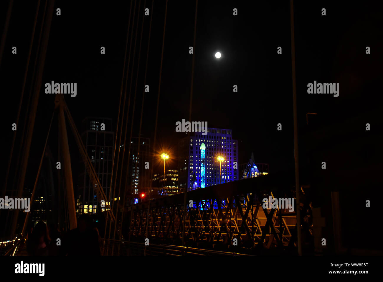 London, Großbritannien. 13 Sep, 2019. Chinesische Mondfest Vollmond am Bahndamm Bridige am 13. September 2019, London, UK. Bild Capital/Alamy leben Nachrichten Stockfoto