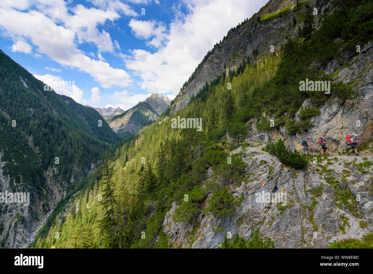 Lechtaler Alpen, Lechtaler Alpen, Wanderer Wanderer in der Valley Stream Zammer Loch, Region TirolWest, Tirol, Österreich Stockfoto