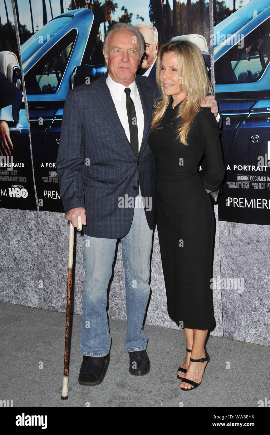 LOS ANGELES, Ca. März 22, 2011: James Caan & Frau bei der Premiere der HBO Dokumentarfilm "seinen Weg", über den legendären Film Produzent & Manager Jerry Weintraub, bei Paramount Studios, Hollywood. © 2011 Paul Smith/Featureflash Stockfoto