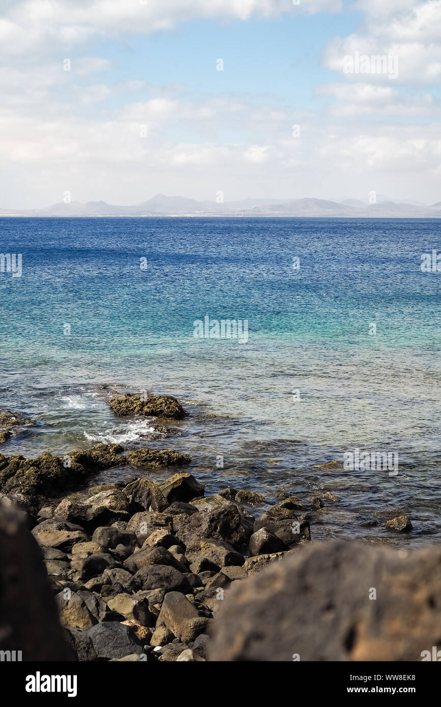 Letzte Kiesel vor dem Meer auf der Insel Lanzarote Stockfoto