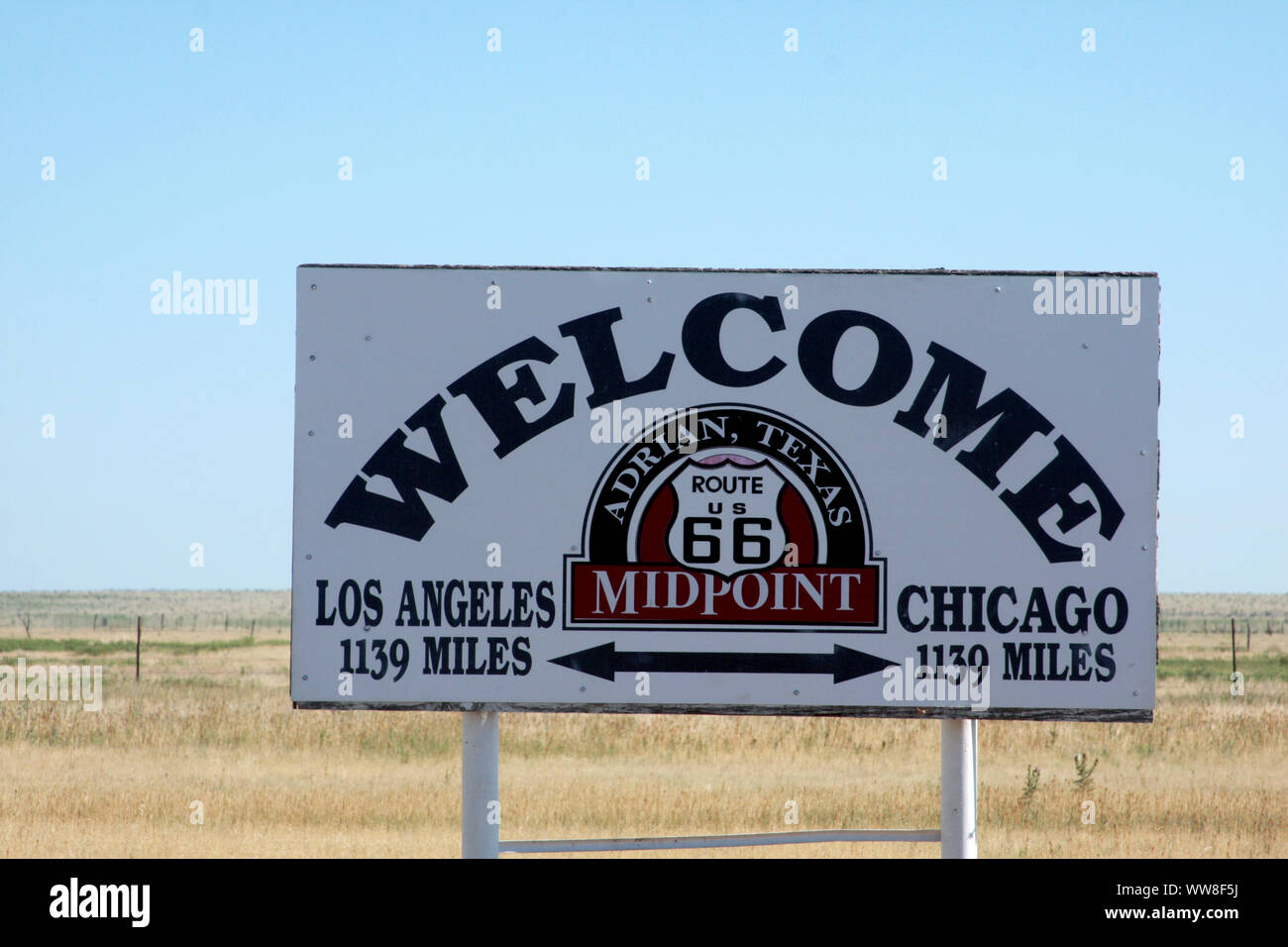 Melden Sie sich auf der Route 66, die die gleiche Entfernung von Adrian, TX, zwei große Städte in der USA. Stockfoto