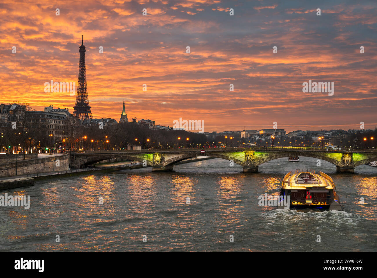 Sonnenuntergang auf dem Eiffelturm, Paris Stockfoto