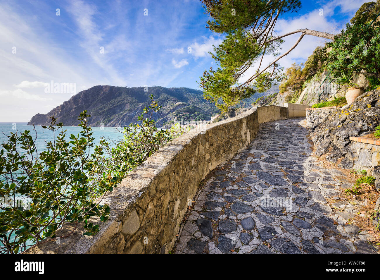 Wandern in den Cinque Terre, Italien an einem sonnigen Tag Stockfoto