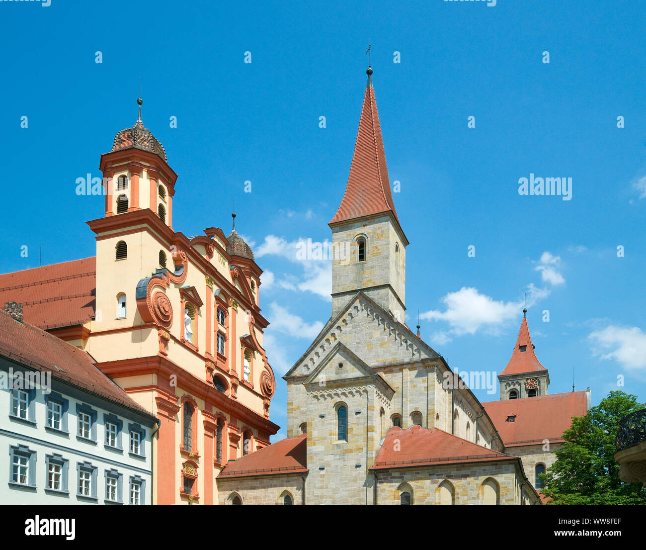 Deutschland, Baden-württemberg, Ellwangen, linke evangelische Stadtkirche, auf der rechten Seite der Basilika St. Vitus Stockfoto