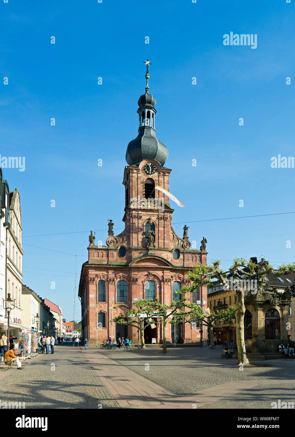Deutschland, Baden-württemberg, Rastatt, bei der katholischen Stadtkirche t. Alexander' aus dem Jahre 1756, Fassade mit vier großen Figuren der Heiligen Stockfoto