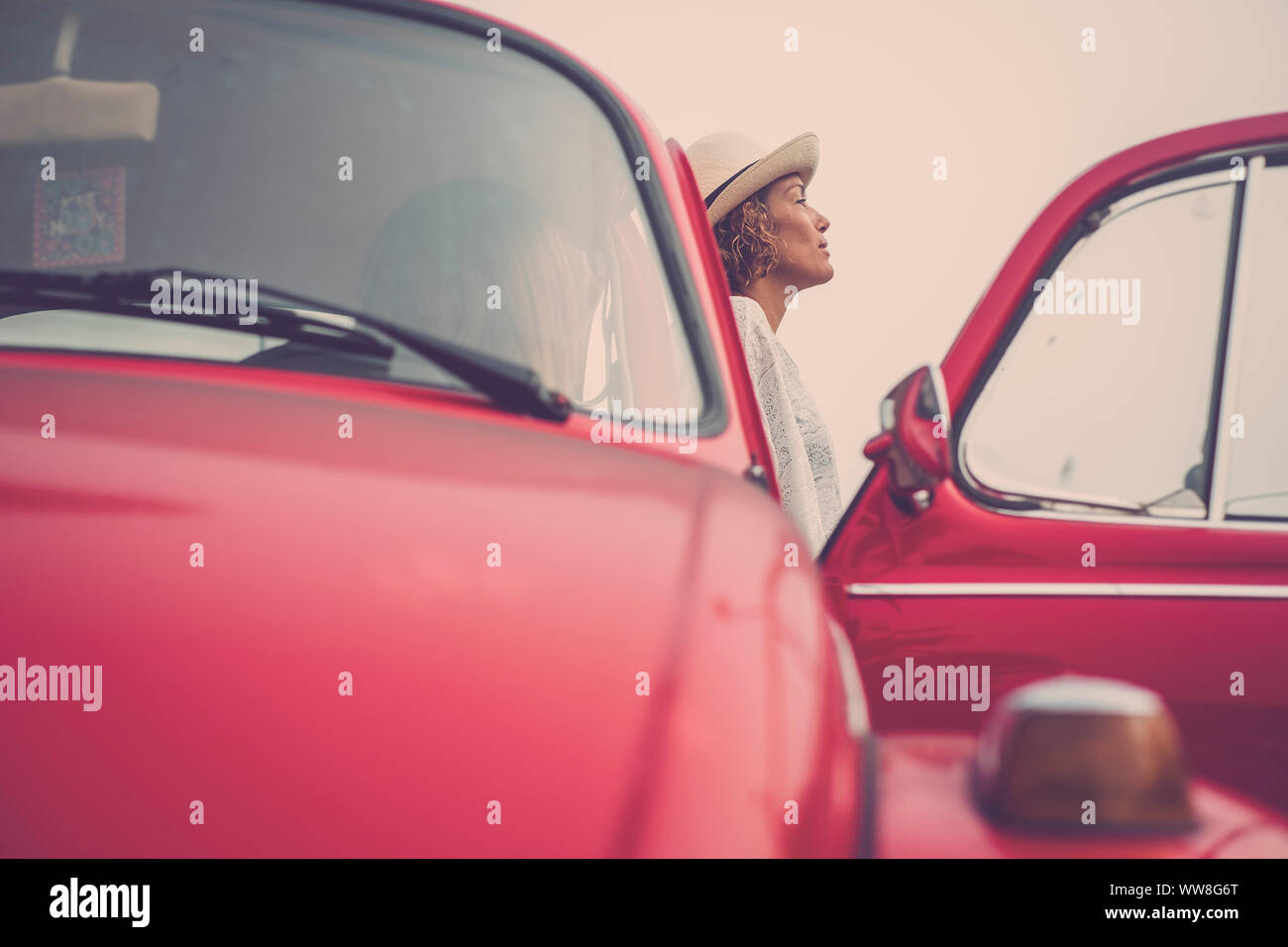Paar Frauen Freunde Freizeit genießen Aktivität mit einem roten Vintage Retro Auto, Mode Kleidung und fröhliche Menschen mit netten und schönen Lebensstil Stockfoto