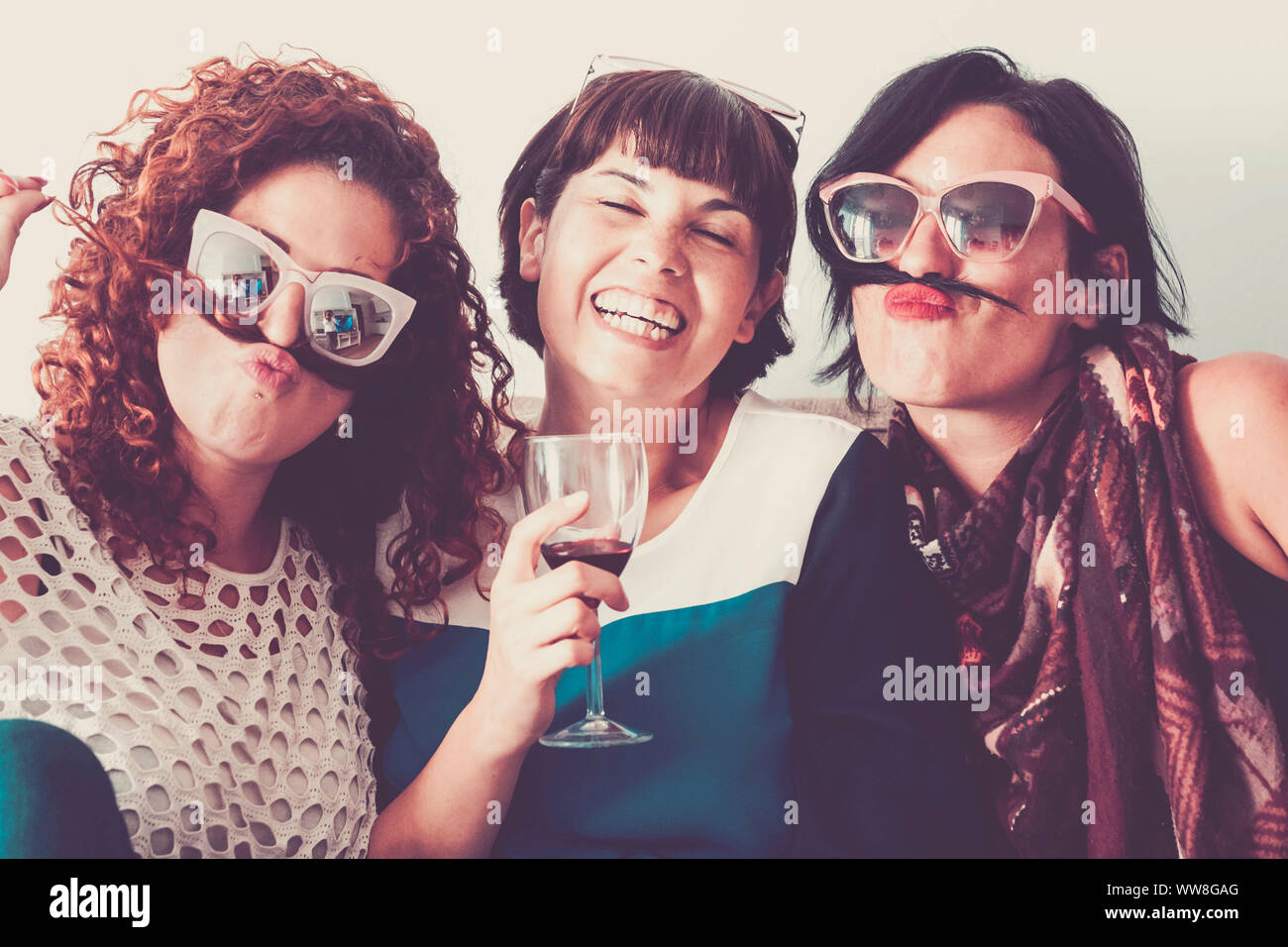 Drei kaukasischen Frauen Freunde bleiben in Freundschaft und Verrücktheit mit Haaren wie Schnurrbart und Glück Beziehung Konzept, Vintage voller Farben und Genuss Freizeit, Sommer Zeit, Stockfoto