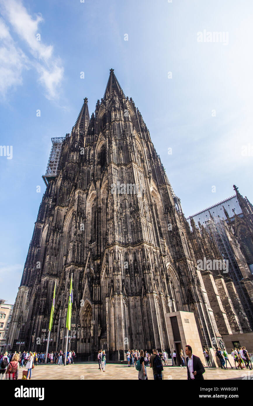 Köln, Deutschland - 4. SEPTEMBER 2018: Außenansicht des historischen Saint Peters Dom Domkirche mit Menschen und Architektur Stockfoto