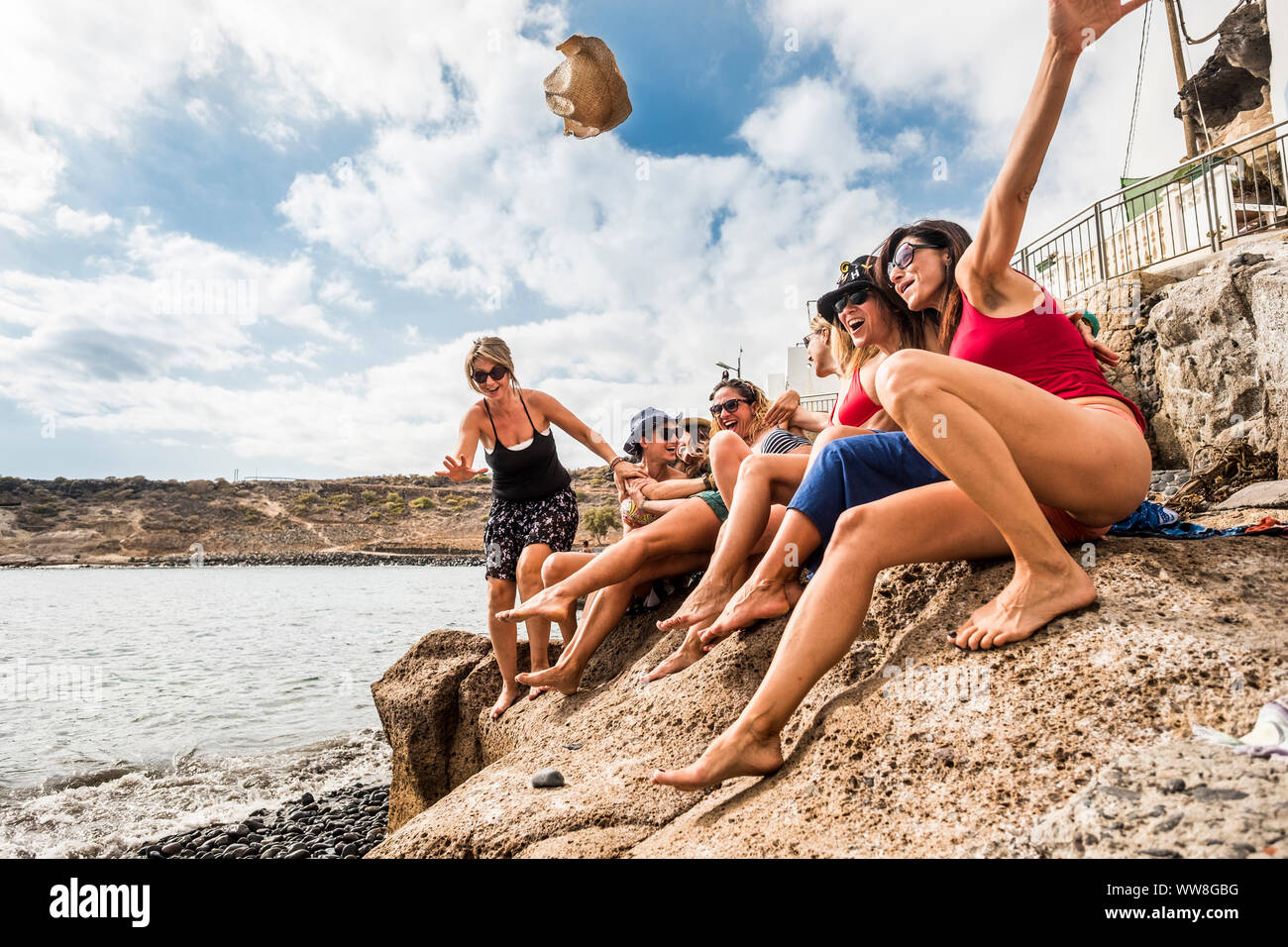 Gruppe der nette junge Frauen, die Spaß miteinander in Freundschaft am Strand im Urlaub, Freizeit Outdoor Aktivität für Kaukasier, Damen, mit Freunden Konzept verrückt Stockfoto