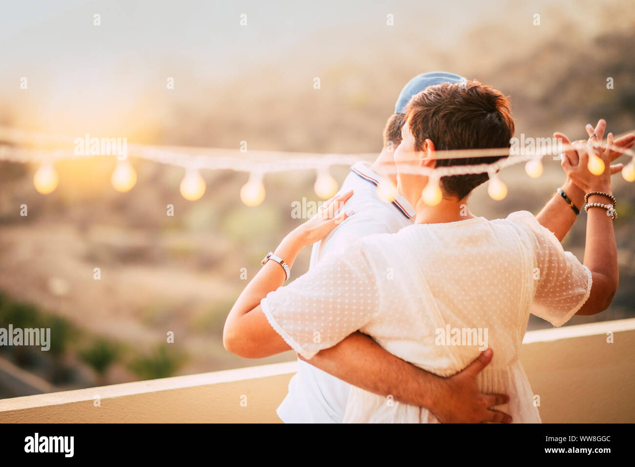 Schönes Paar tanzen auf der Terrasse auf dem Dach mit natürlichen, Liebe und dating Konzept für Menschen zusammen in romantische Freizeitbeschäftigung mit Liebe und Zärtlichkeit, foreverness Konzept und Sonnenuntergang Stockfoto