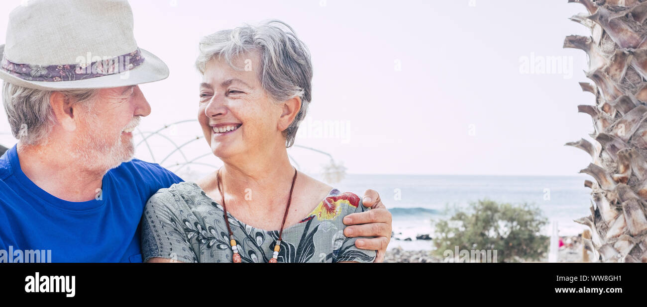 Gerne älteres Paar lachend umarmte an einem Sommertag, Konzept von Urlaub, Entspannung, Erholung, dahinter als ein Meer, Ozean Hintergrund Stockfoto Gerne älteres Paar lachend umarmte an einem Sommertag, Konzept von Urlaub, Entspannung, Erholung, dahinter als ein Meer, Ozean Hintergrund Stockfoto