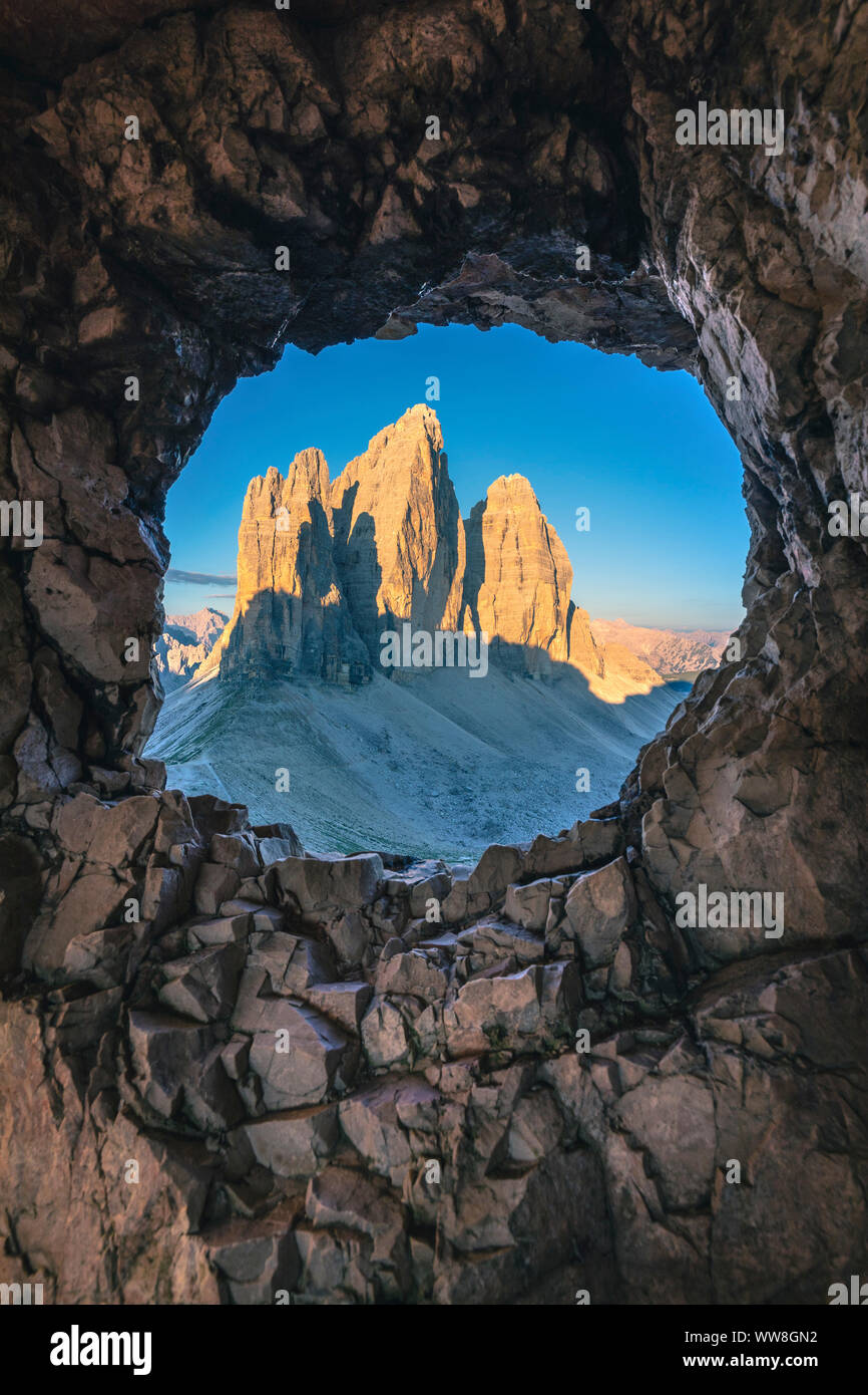 Tre Cime di Lavaredo (Drei Zinnen) Ansichten aus einem Loch im Felsen des Ersten Weltkriegs, Dolomiten, Auronzo di Cadore, Belluno, Venetien, Italien Stockfoto