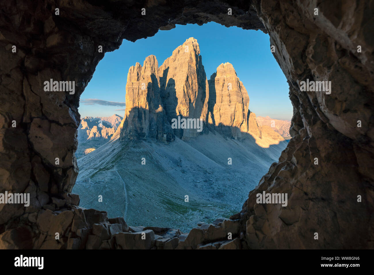 Tre Cime di Lavaredo (Drei Zinnen) Ansichten aus einem Loch im Felsen des Ersten Weltkriegs, Dolomiten, Auronzo di Cadore, Belluno, Venetien, Italien Stockfoto