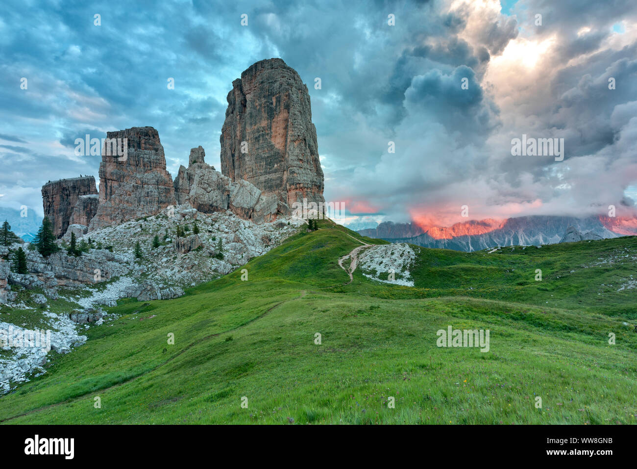 cinque-torri-f-nf-t-rme-bei-sonnenuntergang-dolomiten-cortina-d