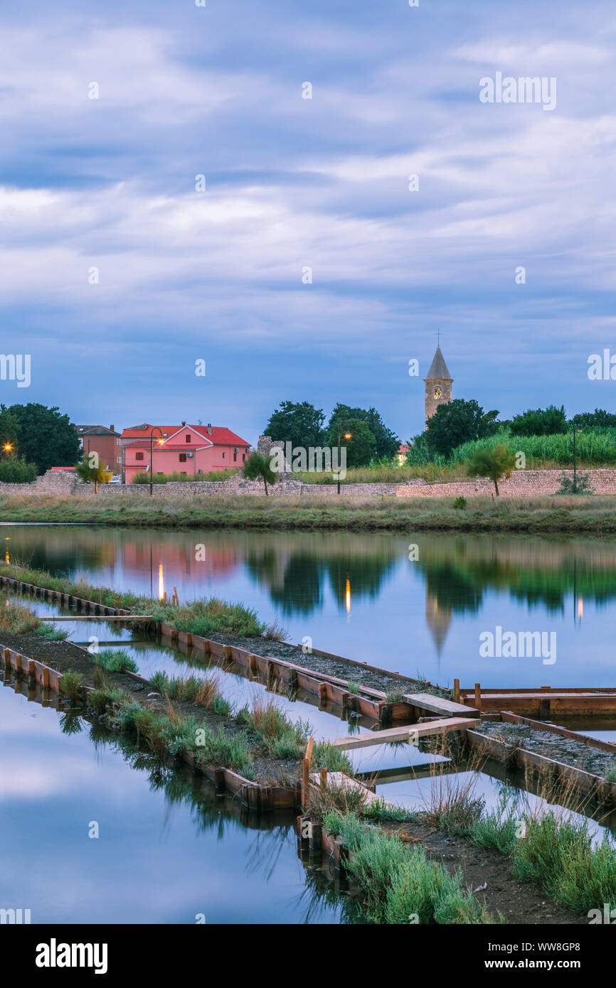 Stadt Nin mit der Alten Saline im Vordergrund, Gespanschaft Zadar, Dalmatien, Kroatien Stockfoto