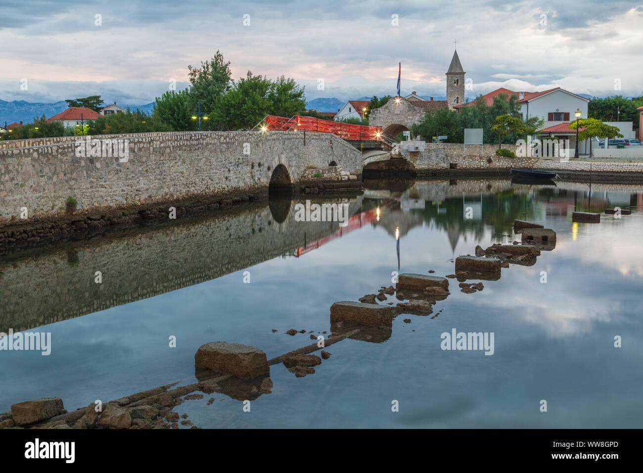 Nin, die alte steinerne Brücke beschädigt durch eine katastrophale Wasser Hochwasser am 11. September 2017, Gespanschaft Zadar, Dalmatien, Kroatien Stockfoto
