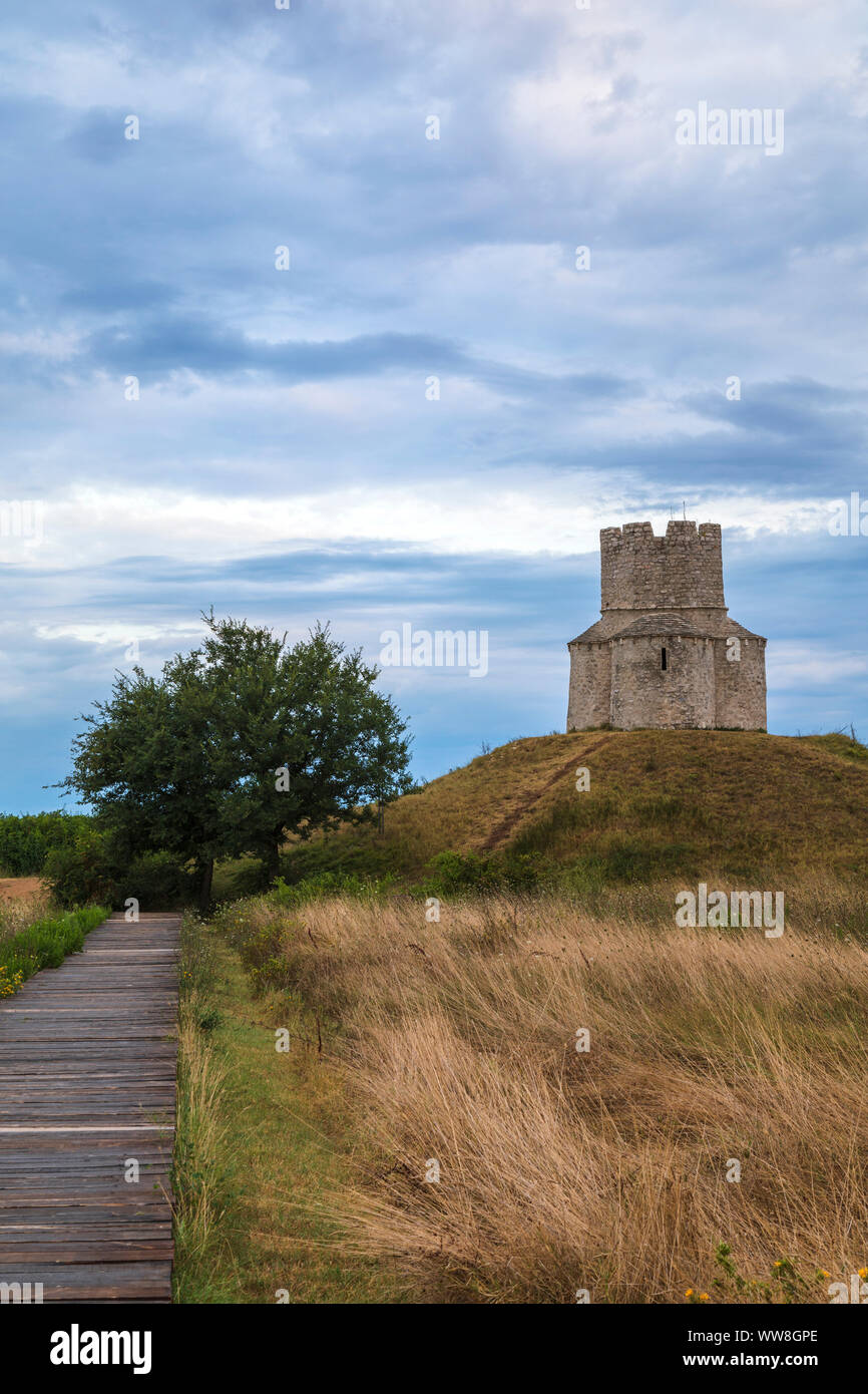 Romanische St. Nikolaus-Kirche in Prahulje in der Nähe von Nin, wo der kroatischen Könige gekrönt wurden, Gespanschaft Zadar, Dalmatien, Kroatien, Europa Stockfoto