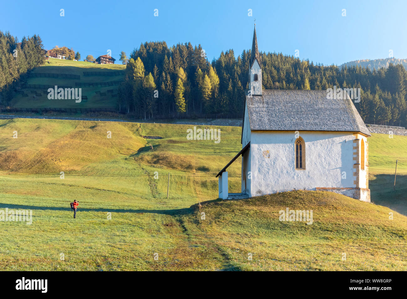 Die romantische Kirche St. Nikolaus, Obertilliach, Tiroler Gailtal, Osttirol, Tirol, Österreich Stockfoto