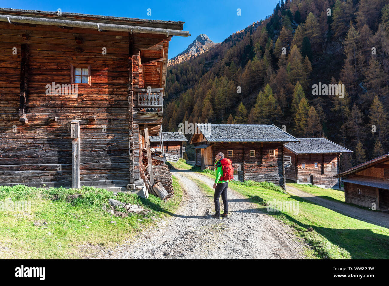 Oberstaller Alm, Wanderer unter den Holzhäusern, Innervillgraten, Osttirol, Österreich, Europa Stockfoto