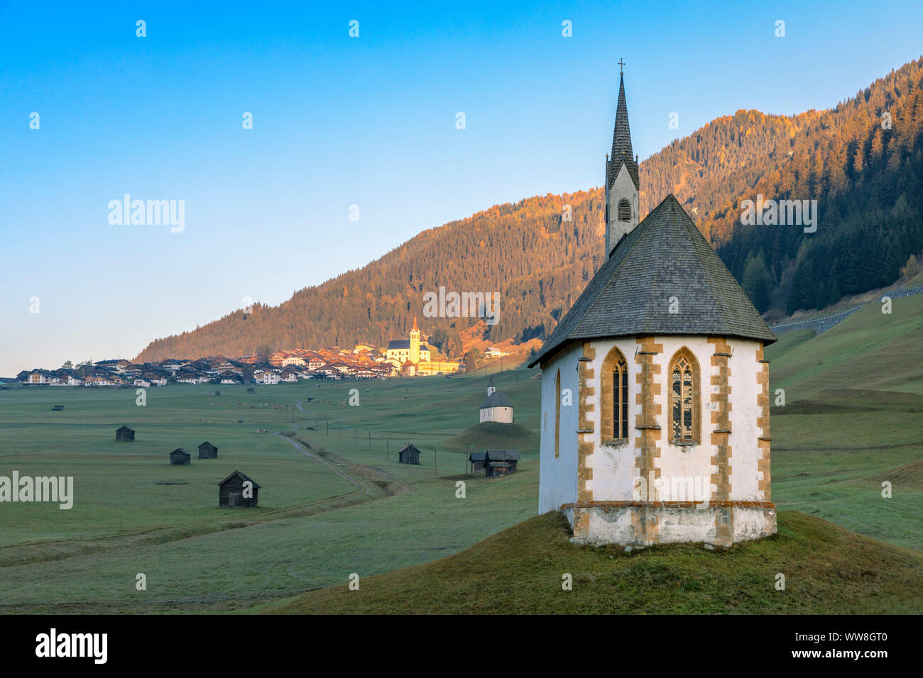 Die romantische Kirche St. Nikolaus, Obertilliach, Tiroler Gailtal, Osttirol, Tirol, Österreich Stockfoto
