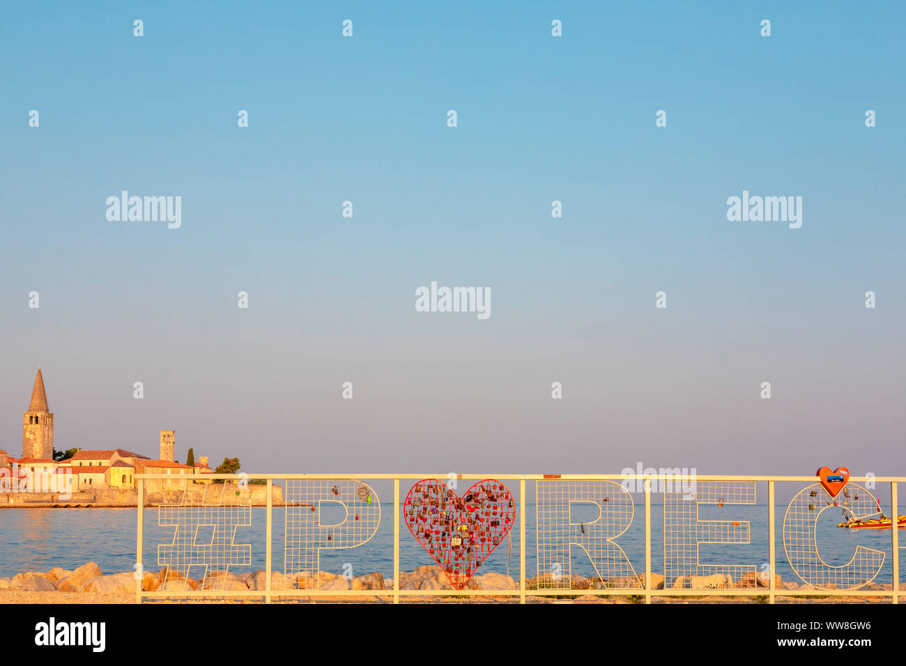 Porec Bügeleisen mit Herz, im Hintergrund die Altstadt Coast View mit der Euphrasius-basilika, Weltkulturerbe der UNESCO, Istrien, Kroatien Stockfoto
