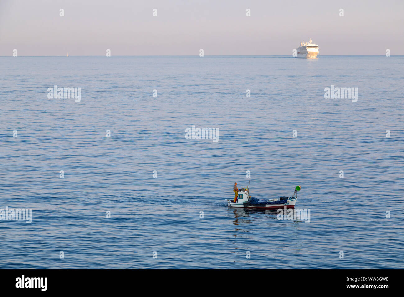 Rovinj - Rovigno, kleines Fischerboot und im Hintergrund ein großes Kreuzfahrtschiff, Istrien, Adria, Kroatien Stockfoto