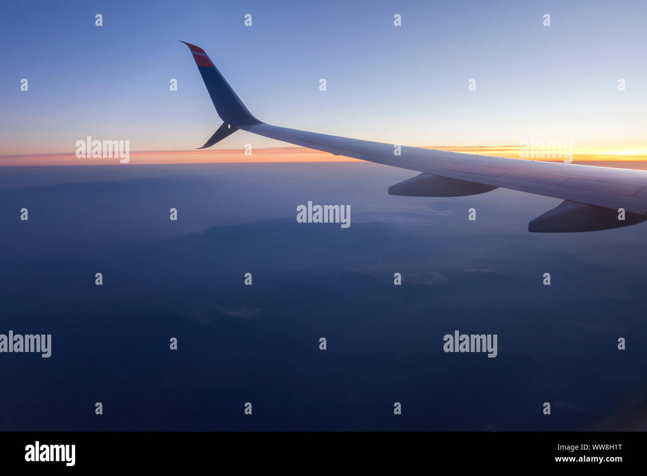 Antenne mit dem Flugzeug Flügel in der Dämmerung vor Sonnenaufgang, Farben von Atmosphäre, Bodrum-Milas, Türkei, Stockfoto