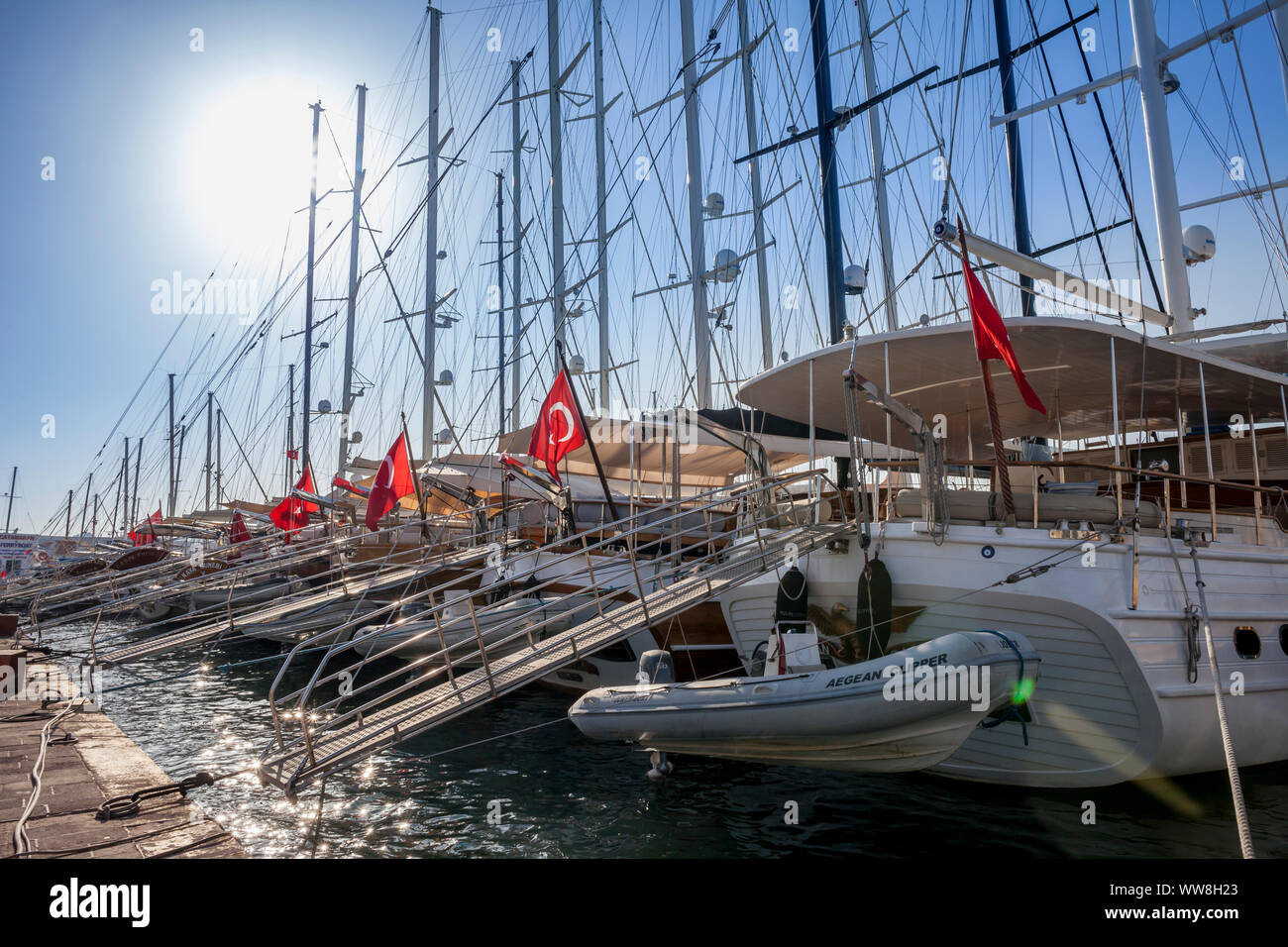 Boote, Schiffe, Yachten im Hafen von Bodrum, in der Türkei, Stockfoto