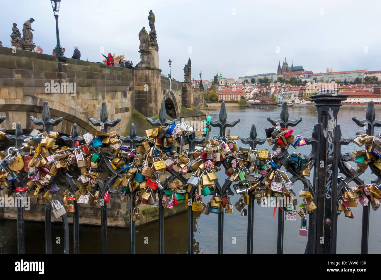 Liebelocks auf der Karlsbrücke am Fluss Vlatava, Prag, Tschechien Stockfoto