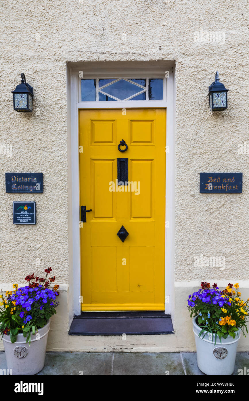 Wales Anglesey, Beaumaris, bunte Hütte Tür mit Bett und Frühstück anmelden Stockfoto
